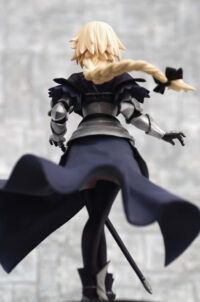 Descubre el apasionante mundo de Estatua Fate Jeanne dArc 18cm.