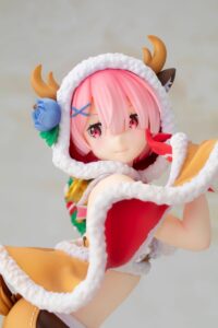 Descubre el apasionante mundo de Figura Ram Christmas Maid.