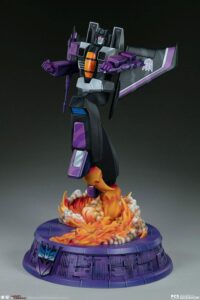 Descubre el apasionante mundo de Estatua Transformers Museum Scale Skywarp G1 67 cm.