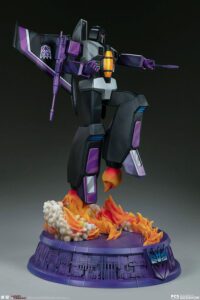 Descubre el apasionante mundo de Estatua Transformers Museum Scale Skywarp G1 67 cm.