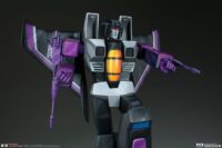 Descubre el apasionante mundo de Estatua Transformers Museum Scale Skywarp G1 67 cm.