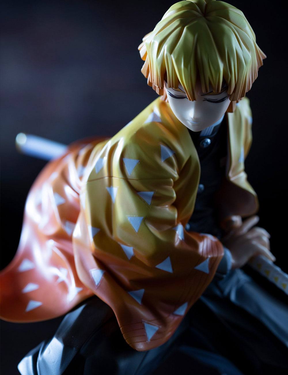 Descubre el apasionante mundo de Estatua Kimetsu no Yaiba Zenitsu Agatsuma.