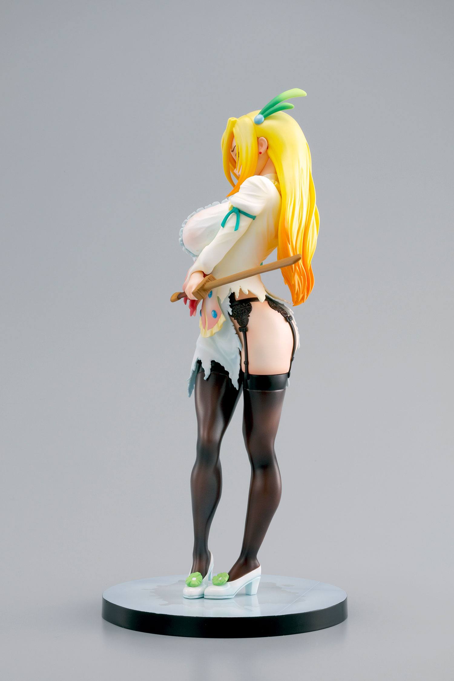 Descubre el apasionante mundo de Figura KonoSuba 2 Darkness Matchmaking Dress 24 cm.