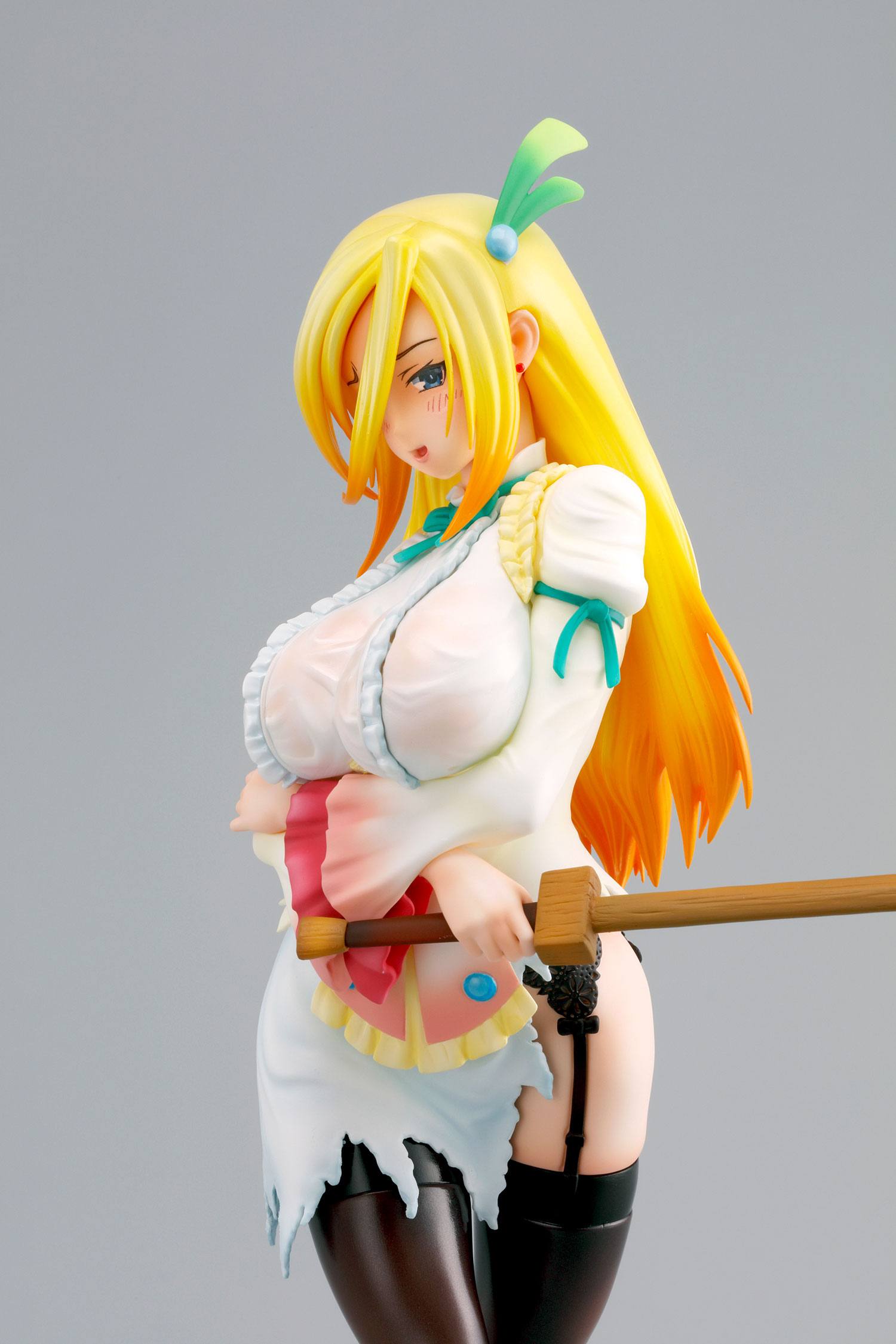 Descubre el apasionante mundo de Figura KonoSuba 2 Darkness Matchmaking Dress 24 cm.