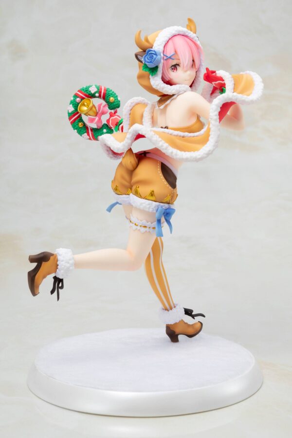 Descubre el apasionante mundo de Figura Ram Christmas Maid.