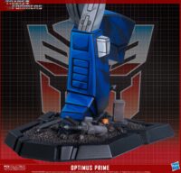 Descubre el apasionante mundo de Figura Transformers Classic Scale Optimus Prime 27 cm.
