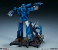 Descubre el apasionante mundo de Figura Transformers Classic Scale Soundwave 24 cm.
