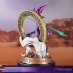 Descubre el apasionante mundo de Estatua Dark Magician Purple Version.