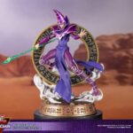 Descubre el apasionante mundo de Estatua Dark Magician Purple Version.