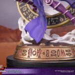 Descubre el apasionante mundo de Estatua Dark Magician Purple Version.