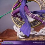 Descubre el apasionante mundo de Estatua Dark Magician Purple Version.
