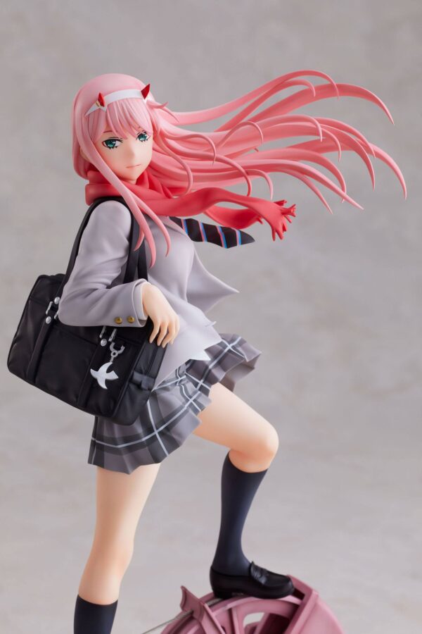 Descubre el apasionante mundo de Estatua Zero Two School Uniform.