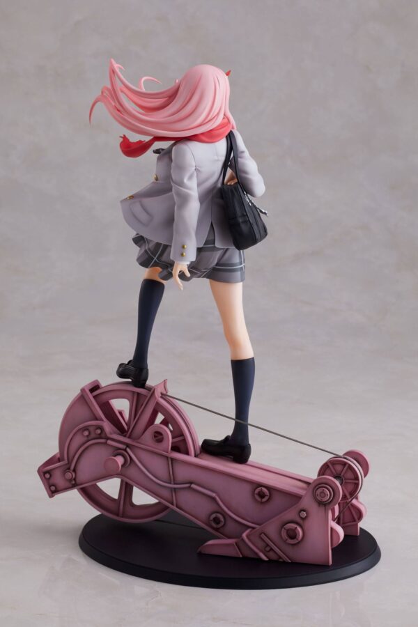 Descubre el apasionante mundo de Estatua Zero Two School Uniform.