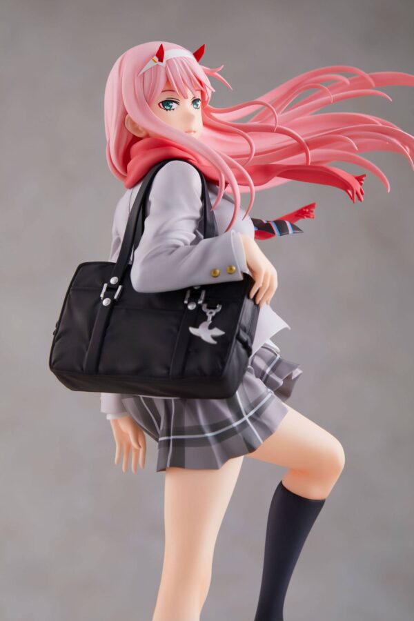 Descubre el apasionante mundo de Estatua Zero Two School Uniform.