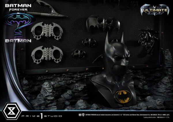 Descubre el apasionante mundo de Estatua Batman Ultimate Bonus Version.