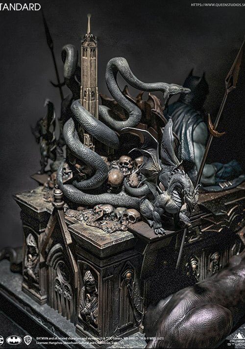 Descubre el apasionante mundo de Estatua Batman on Throne DC Comics.