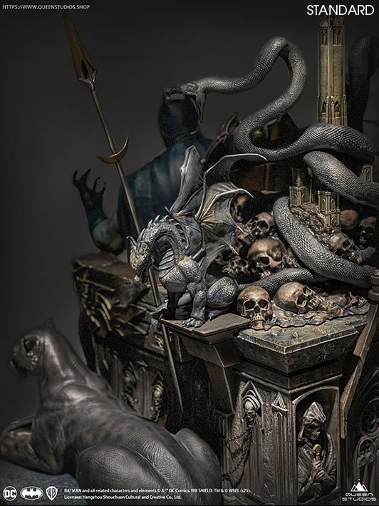 Descubre el apasionante mundo de Estatua Batman on Throne DC Comics.