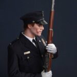 Descubre el apasionante mundo de Estatua Joker Police Uniform.