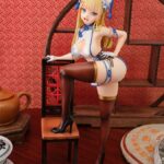 Descubre el apasionante mundo de Estatua Oriental Girl Illustration.