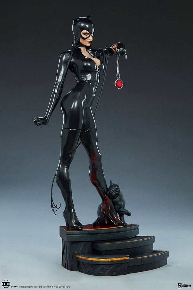 Descubre el apasionante mundo de Estatua Premium Format Catwoman.