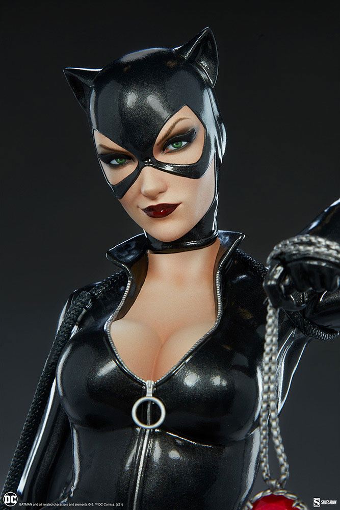 Descubre el apasionante mundo de Estatua Premium Format Catwoman.