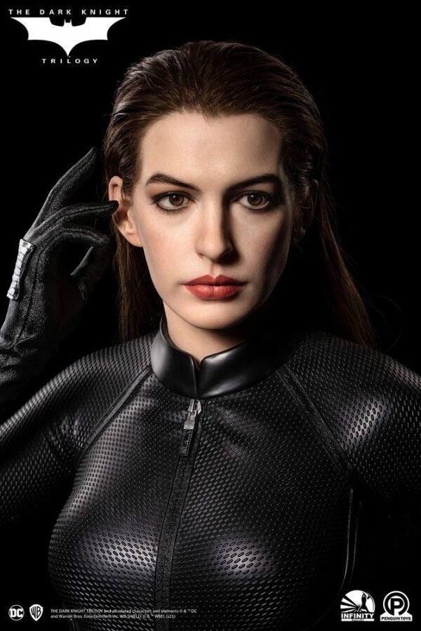 Descubre el apasionante mundo de Busto tamaño real Selina Kyle.