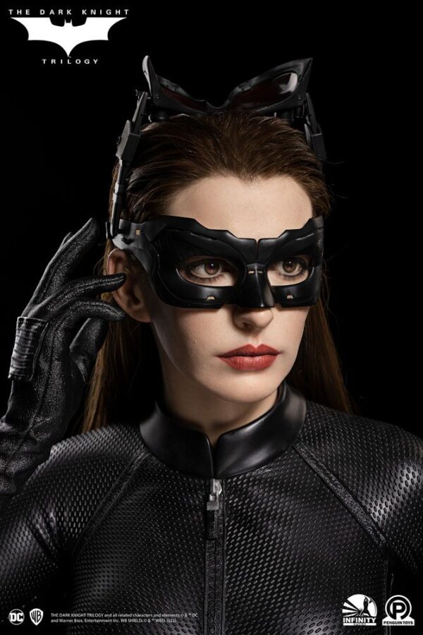 Descubre el apasionante mundo de Busto tamaño real Selina Kyle.
