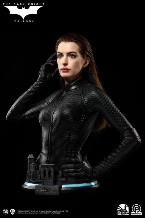 Descubre el apasionante mundo de Busto tamaño real Selina Kyle.