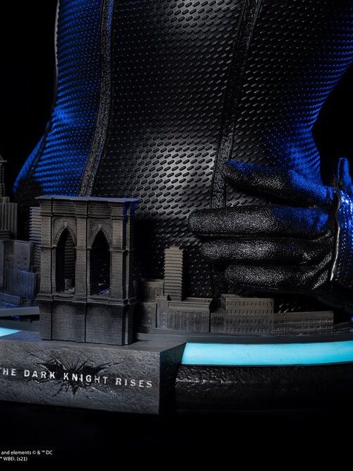 Descubre el apasionante mundo de Busto tamaño real Selina Kyle.