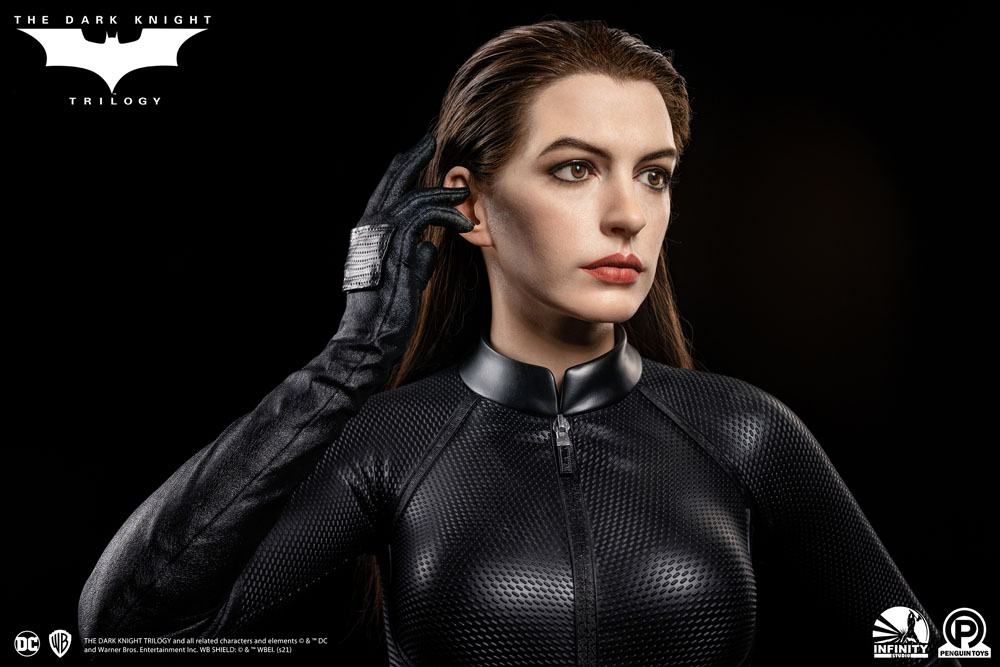 Descubre el apasionante mundo de Busto tamaño real Selina Kyle.