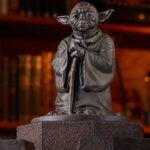 Descubre el apasionante mundo de Estatua Yoda Fountain Limited Edition.