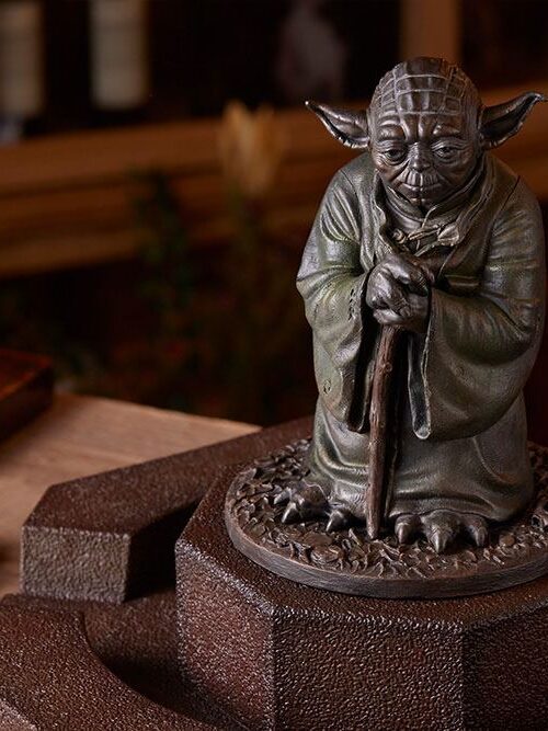 Descubre el apasionante mundo de Estatua Yoda Fountain Limited Edition.
