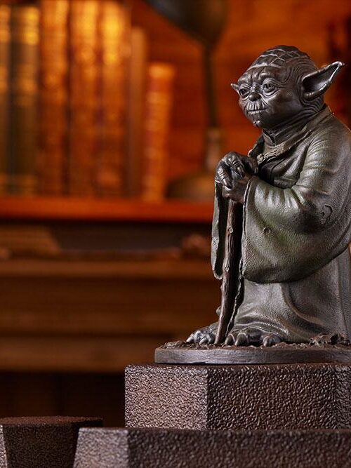Descubre el apasionante mundo de Estatua Yoda Fountain Limited Edition.