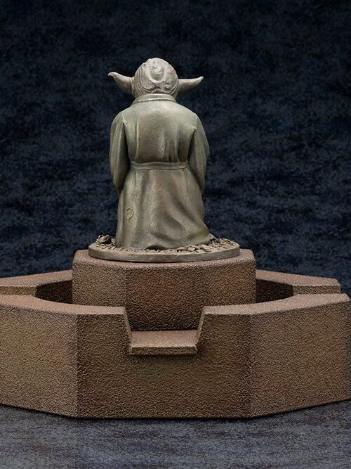 Descubre el apasionante mundo de Estatua Yoda Fountain Limited Edition.