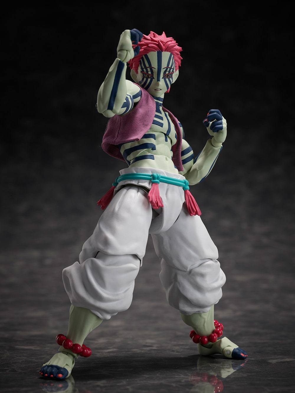 Descubre el apasionante mundo de Figura BUZZmod Akaza Kimetsu no Yaiba.