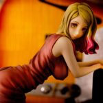 Descubre el apasionante mundo de Estatua Guitar Girl Benkyo Tamaoki Design.