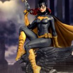 Descubre el apasionante mundo de Estatua Deluxe Art Scale Batgirl.