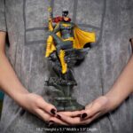 Descubre el apasionante mundo de Estatua Deluxe Art Scale Batgirl.