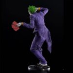 Descubre el apasionante mundo de Estatua The Joker Laughing Purple Version.