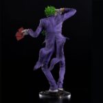 Descubre el apasionante mundo de Estatua The Joker Laughing Purple Version.