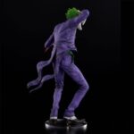 Descubre el apasionante mundo de Estatua The Joker Laughing Purple Version.