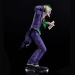Descubre el apasionante mundo de Estatua The Joker Laughing Purple Version.