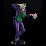 Descubre el apasionante mundo de Estatua The Joker Laughing Purple Version.