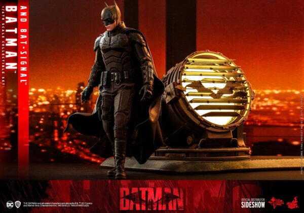 Descubre el apasionante mundo de Figura The Batman Movie with Bat-Signal.