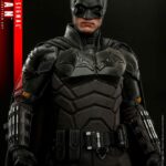 Descubre el apasionante mundo de Figura The Batman Movie with Bat-Signal.