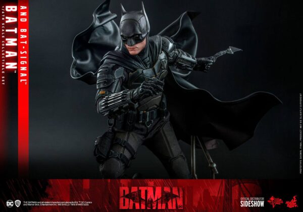 Descubre el apasionante mundo de Figura The Batman Movie with Bat-Signal.