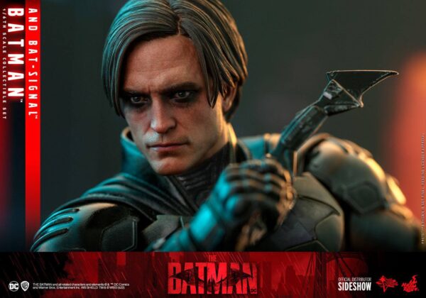 Descubre el apasionante mundo de Figura The Batman Movie with Bat-Signal.