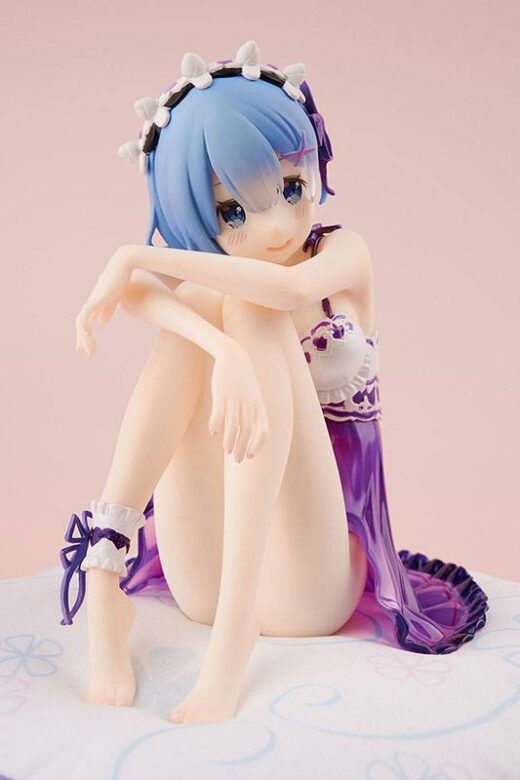 Descubre el apasionante mundo de Estatua Rem Birthday Purple Lingerie.