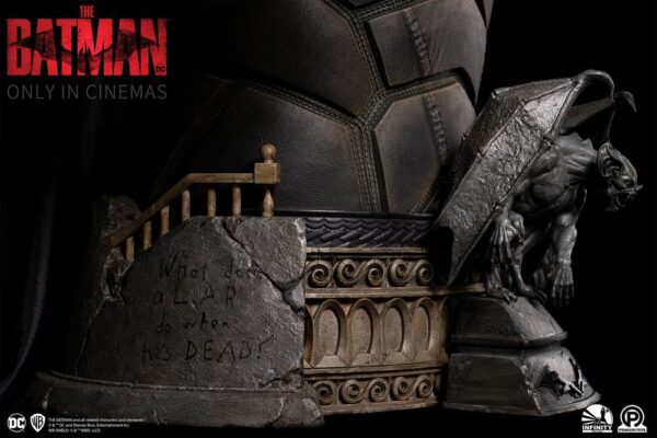 Descubre el apasionante mundo de Busto The Batman tamaño natural.