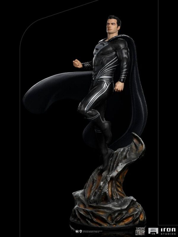 Descubre el apasionante mundo de Estatua Art Scale Superman Black Suit.